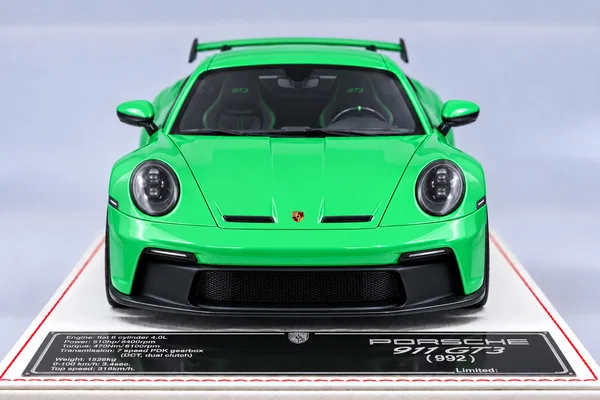 Porsche 992 GT3 标准版 蜥蜴绿色，封面