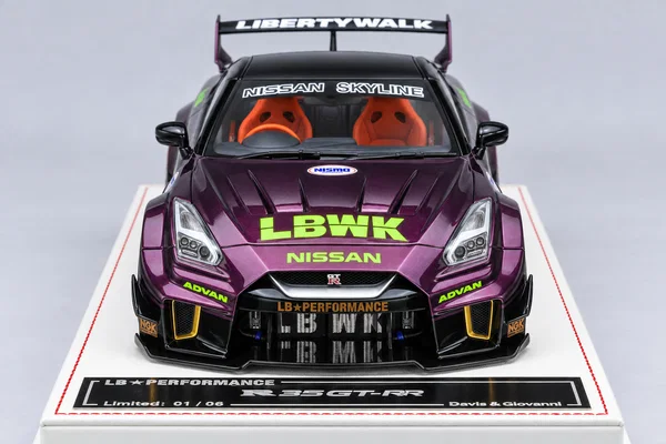 Nissan GT-R Liberty Walk 紫色·荧光绿LBWK涂装，封面
