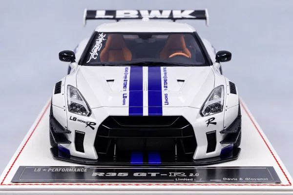 Nissan GT-R Liberty Walk Type 2 白色·蓝色几何拉花及双条纹，封面