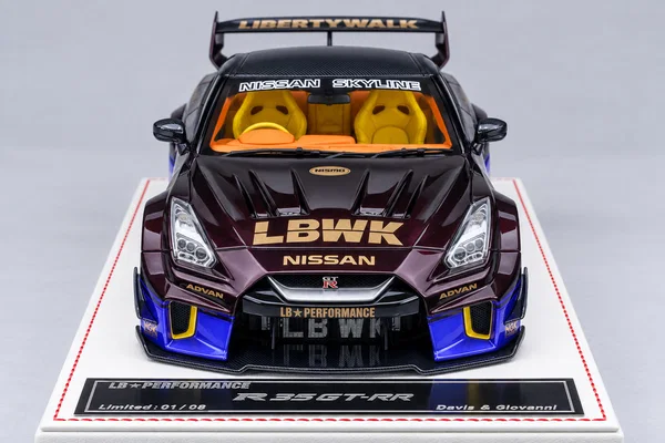 Nissan GT-R Liberty Walk 黑紫双色·金色LBWK标志，封面