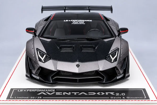 Lamborghini Aventador Liberty Walk 2.0 灰色·黑色碳纤维机盖，封面