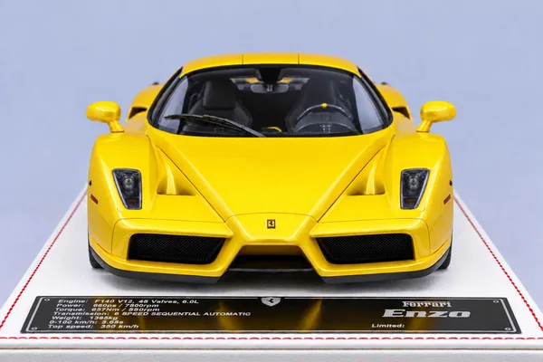 Ferrari Enzo 标准版 黄色，封面