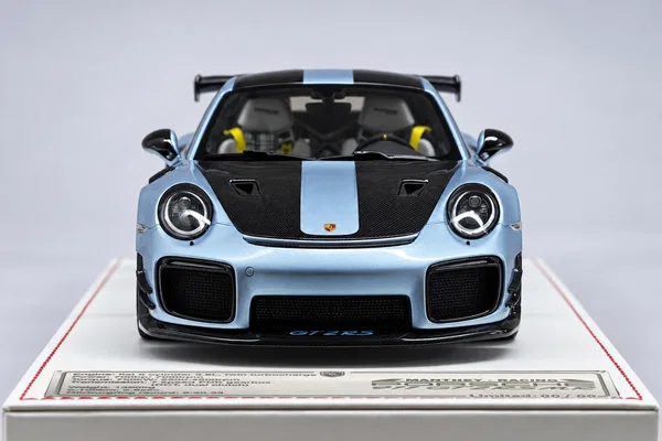 911 GT2 RS 991 Manthey Racing · 浅蓝色，封面