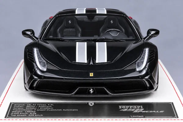 Ferrari 458 Speciale 黑色·白色双条纹，封面