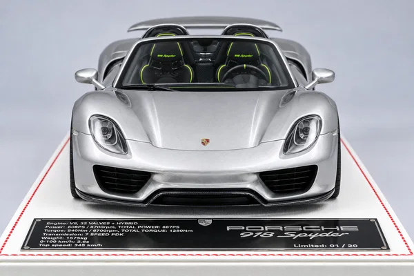 Porsche 918 Spyder Weissach套件 纽博格林银，封面