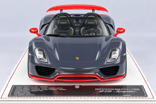 Porsche 918 Spyder Weissach套件 深灰色·红色方格侧裙与尾翼，封面