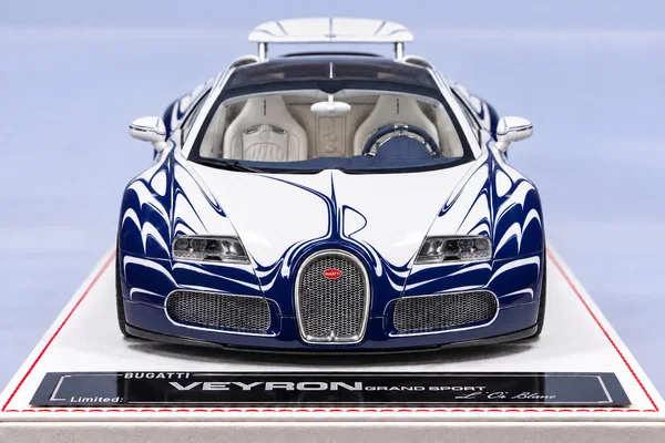Bugatti Veyron L’Or Blanc 白色·深蓝曲线涂装，封面