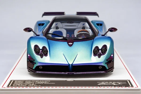 Zonda F · 蓝紫渐变色，封面