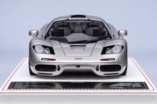 McLaren F1 公路版 银灰色，封面