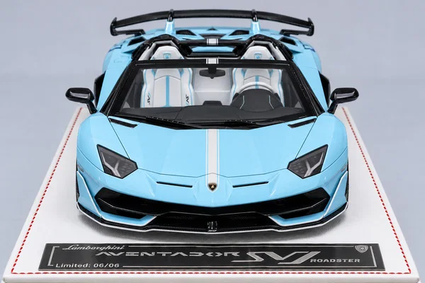 Lamborghini Aventador SVJ Roadster 浅蓝色·白色中线，封面