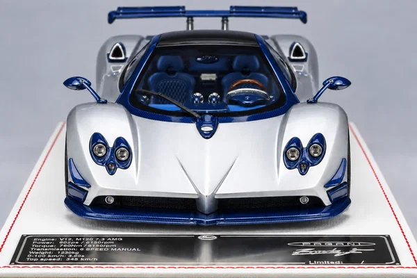 Pagani Zonda F Roadster 银色·蓝色碳纤维，封面