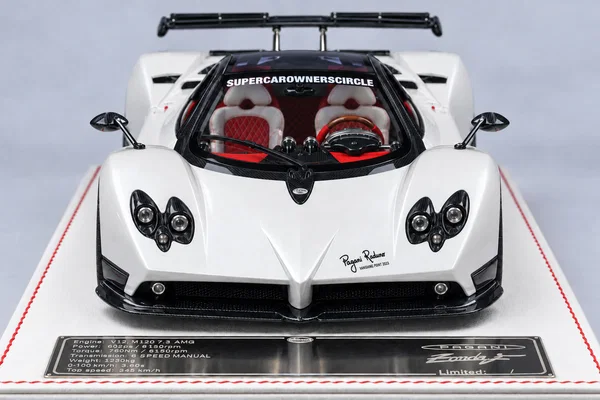 Pagani Zonda F Roadster 白色·黑色碳纤维，封面