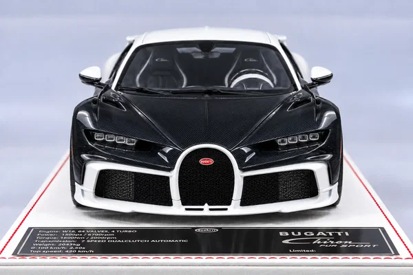 Bugatti Chiron Pur Sport 白色·黑色碳纤维，封面