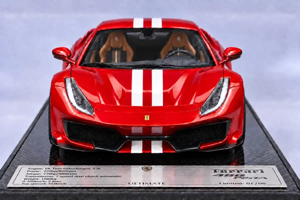 Ferrari 488 Pista 标准版（1比12） 金属红·白色双条纹，封面