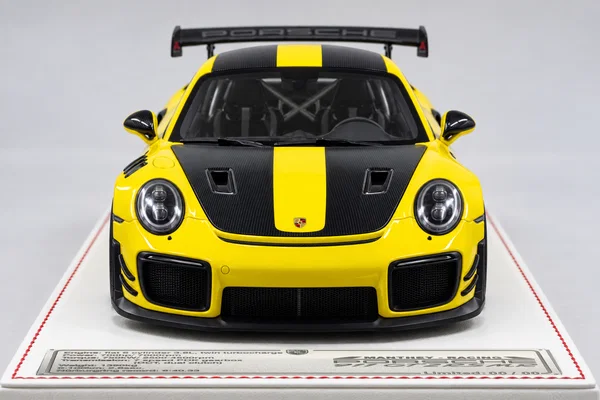 911 GT2 RS MR · 黄色，封面