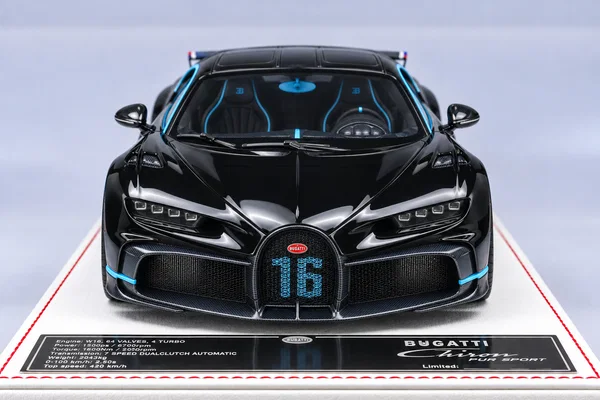 Bugatti Chiron Pur Sport 黑色·浅蓝色细节，封面