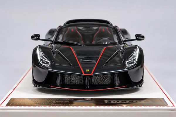 LaFerrari Aperta · 黑色红细线，封面