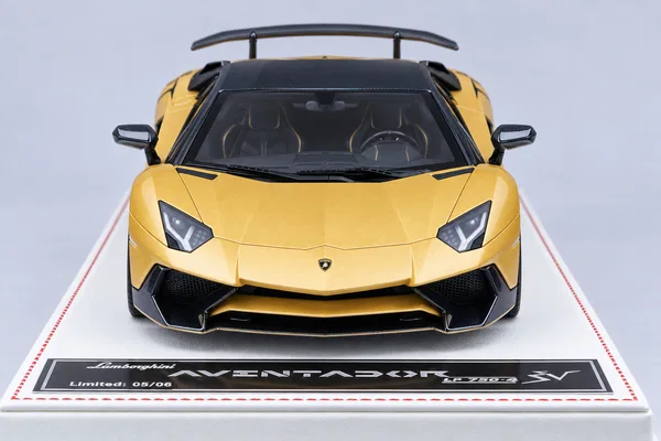 Lamborghini Aventador SV 定制套件版 金色·黑色SV侧标，封面