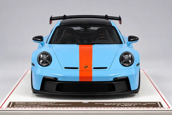 911 GT3 992 · 浅蓝色橙条纹，封面