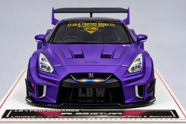 GT-R R35 GT-RR LB PERFORMANCE · 紫色，封面