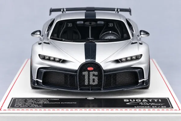 Bugatti Chiron Pur Sport 银色·黑色碳纤维中线，封面