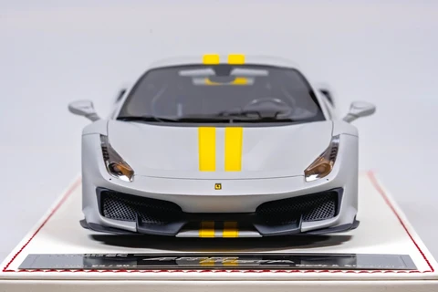 488 Pista · 银色 / 黄色拉花，封面