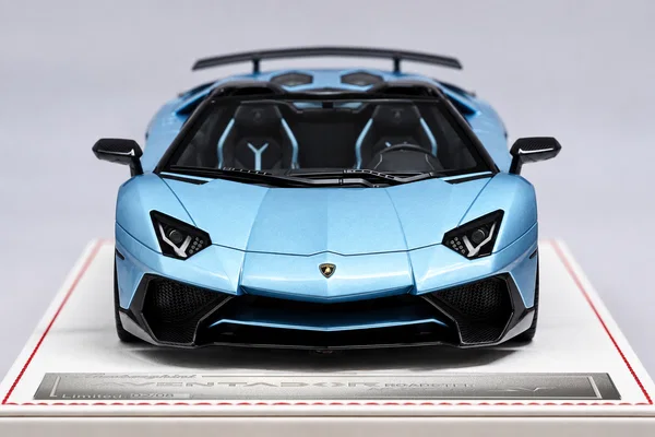 Aventador SV 敞篷版 · 浅蓝色黑轮毂，封面
