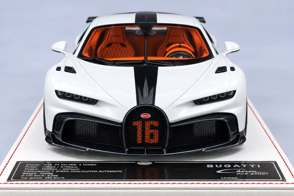 Bugatti Chiron Pur Sport 白色·黑色碳纤维，封面