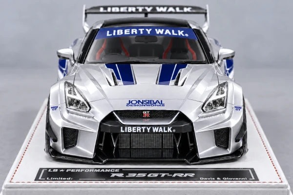 Nissan GT-R R35 Liberty Walk Silhouette GT 银白色·蓝色闪电涂装·黑轮 1:18，封面
