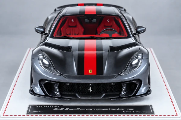 Ferrari 812 Competizione Novitec 银灰色·黑红中线·红色内饰 1:18，封面