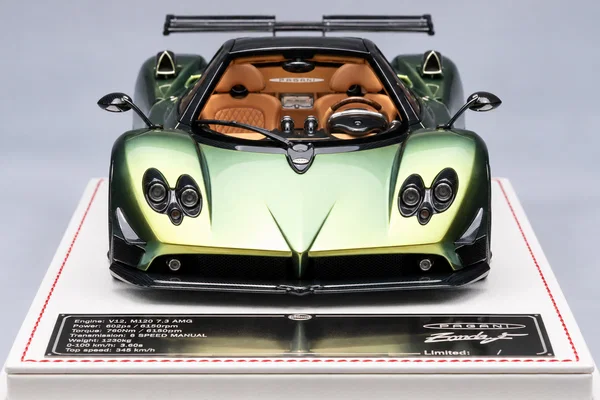 Pagani Zonda F Roadster 金绿变色漆·黑色碳纤维，封面