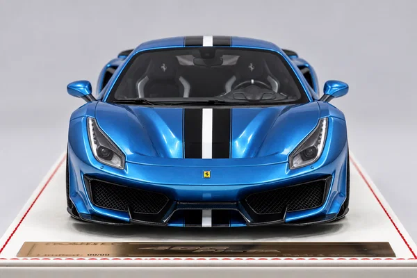 488 Pista NOVITEC · 蓝色黑白条纹，封面