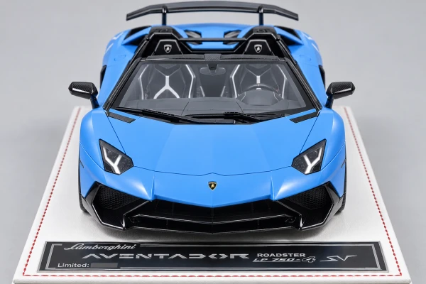Lamborghini Aventador LP750-4 SV Roadster SV敞篷版 浅蓝色·黑色轮毂·黑白内饰 1:18，封面