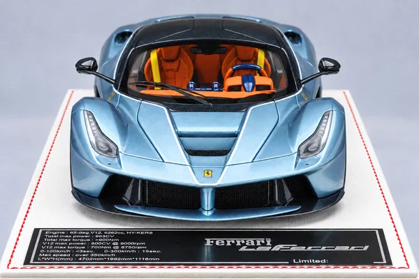 Ferrari LaFerrari 碳纤维定制版 金属冰蓝·黑色车顶，封面