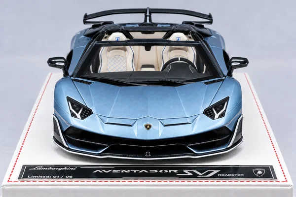 Lamborghini Aventador SVJ Roadster碳纤维套件 金属冰蓝·黑色碳纤维侧裙，封面