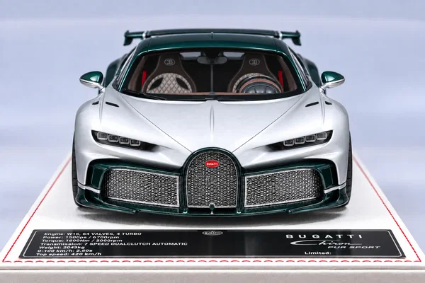 Bugatti Chiron Pur Sport 银色与深绿双色，封面