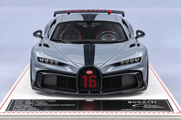 Bugatti Chiron Pur Sport 灰色·黑色碳纤维，封面