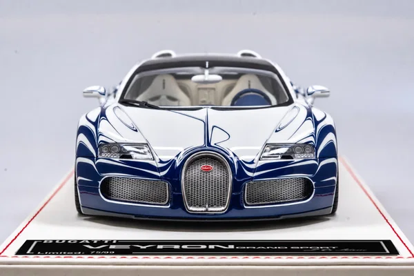 Veyron Grand Sport L’Or Blanc · 蓝白瓷器涂装，封面